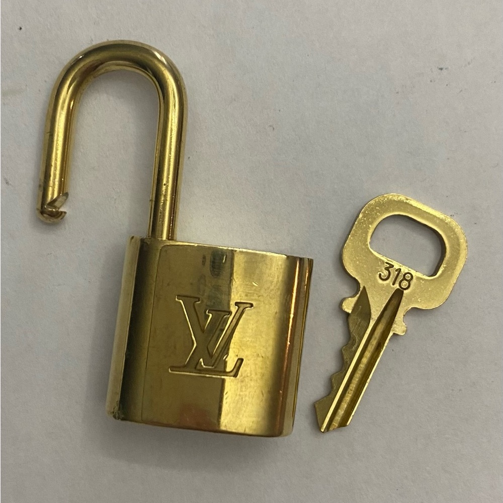 ❤️ Authentic ❤️ Louis Vuitton Lock and Key #318